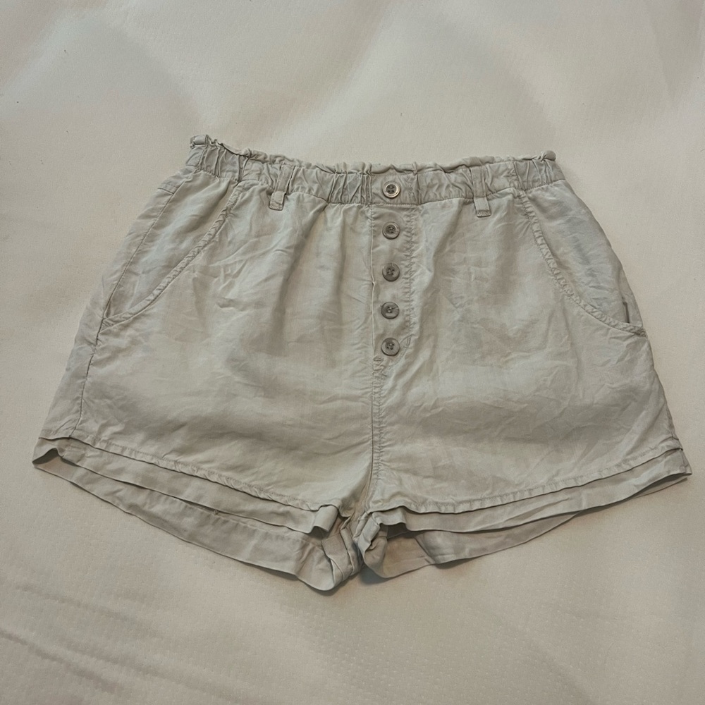 Cream/light grey Bella Dahl shorts